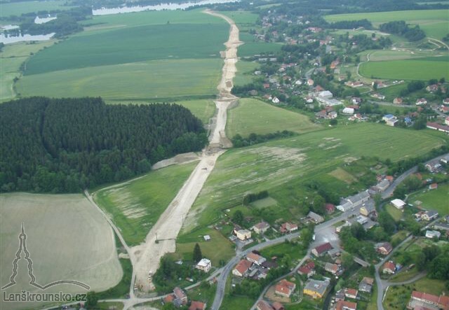 02_Letecky pohled na stavbu od jihu.jpg
